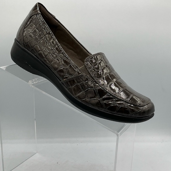 Clarks Crocodile Embossed Gael Loafer Shoes Size 8.5M Womens Brown Stretch Sides - Picture 1 of 12